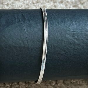 Women’s vintage dainty silver tone bangle bracelet one‎ size measurement shown